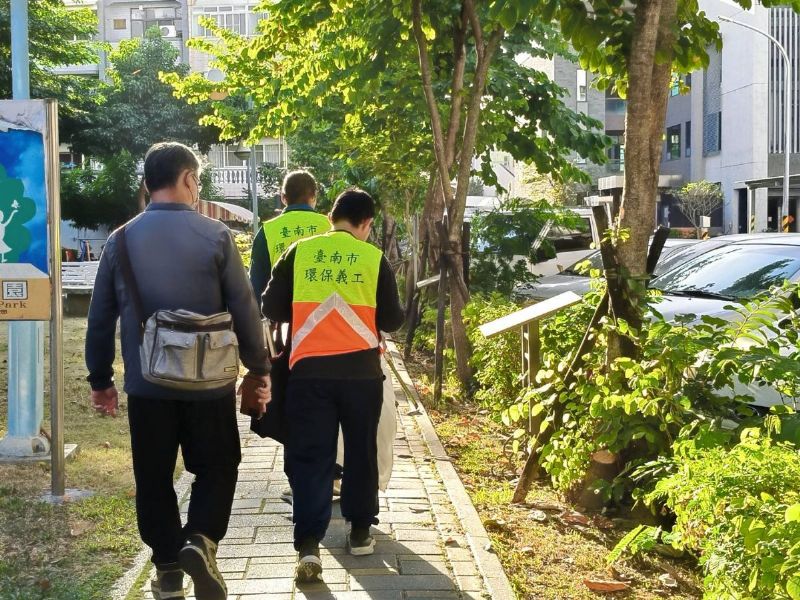 防疫團隊於社區環境巡查和孳清